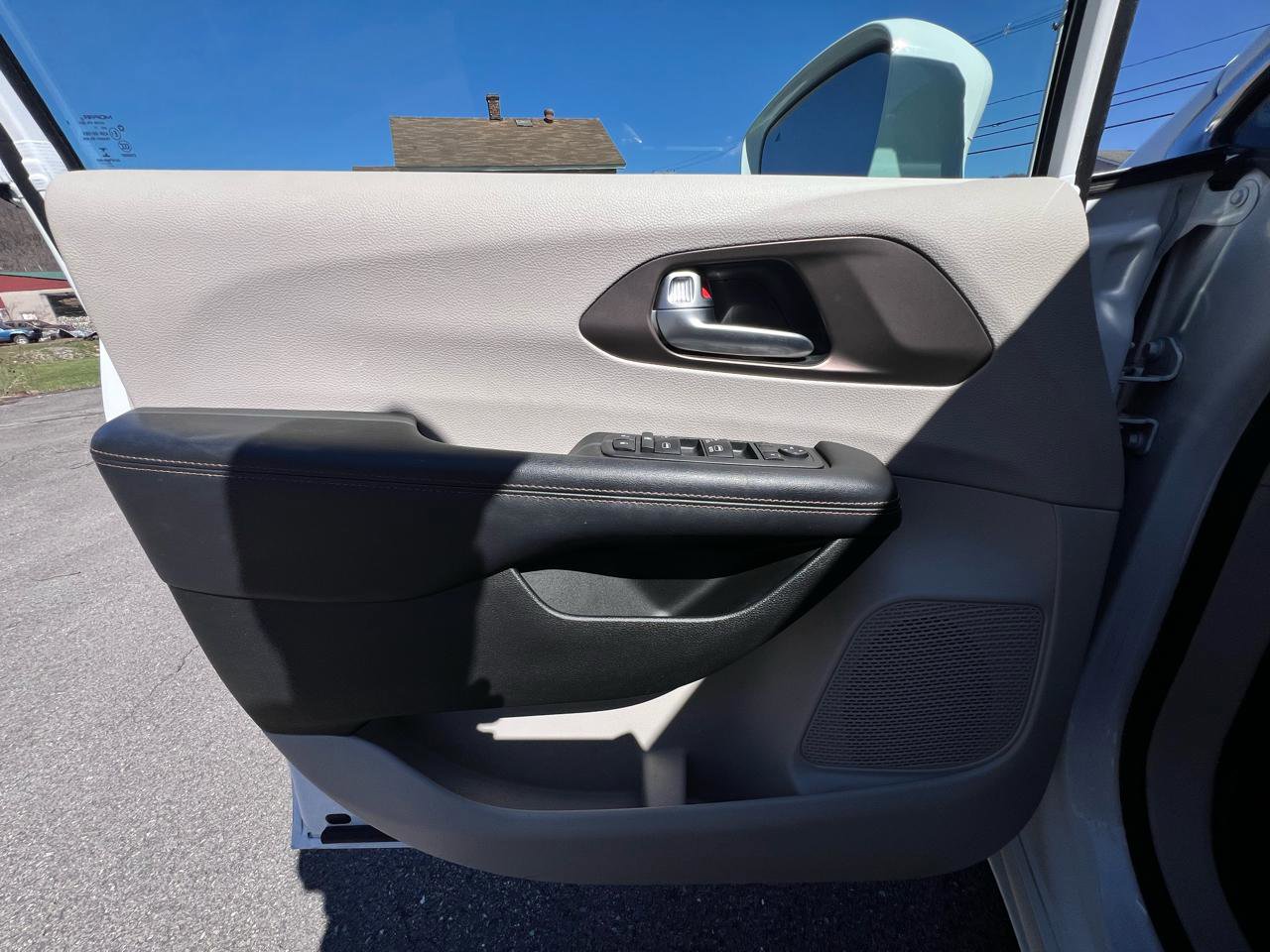 Used 2018 Chrysler Pacifica Touring-L w/ Advanced Safetytec Group image 22