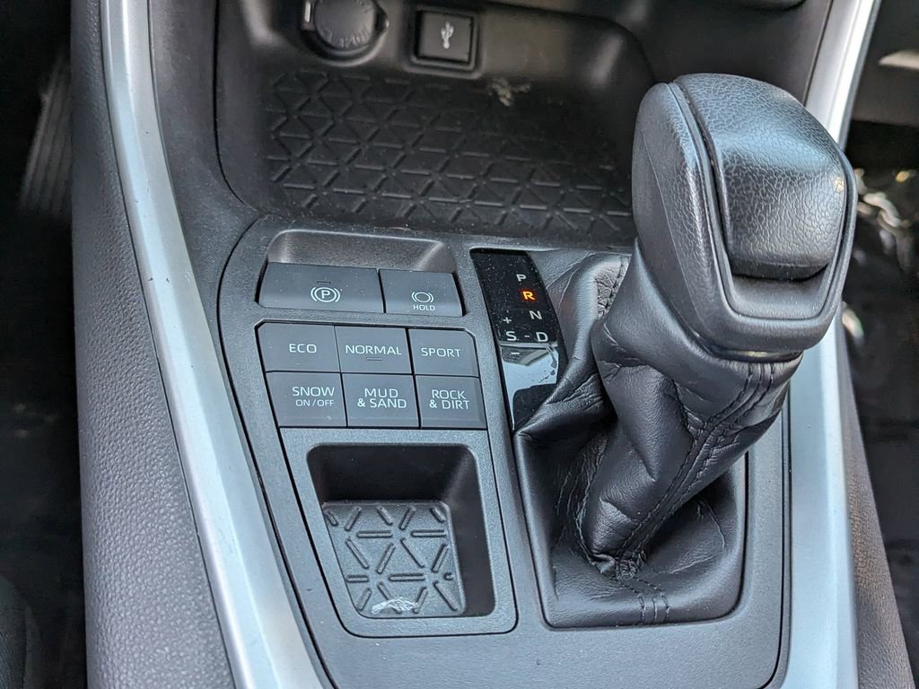 Used 2021 Toyota RAV4 LE AWD/4WD image 37