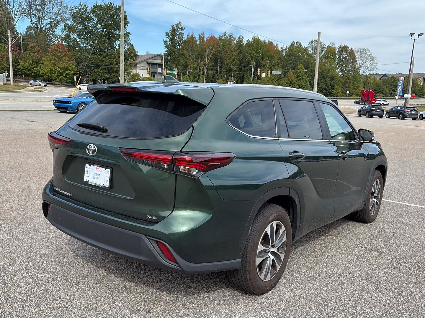 Used 2024 Toyota Highlander XLE FWD image 3