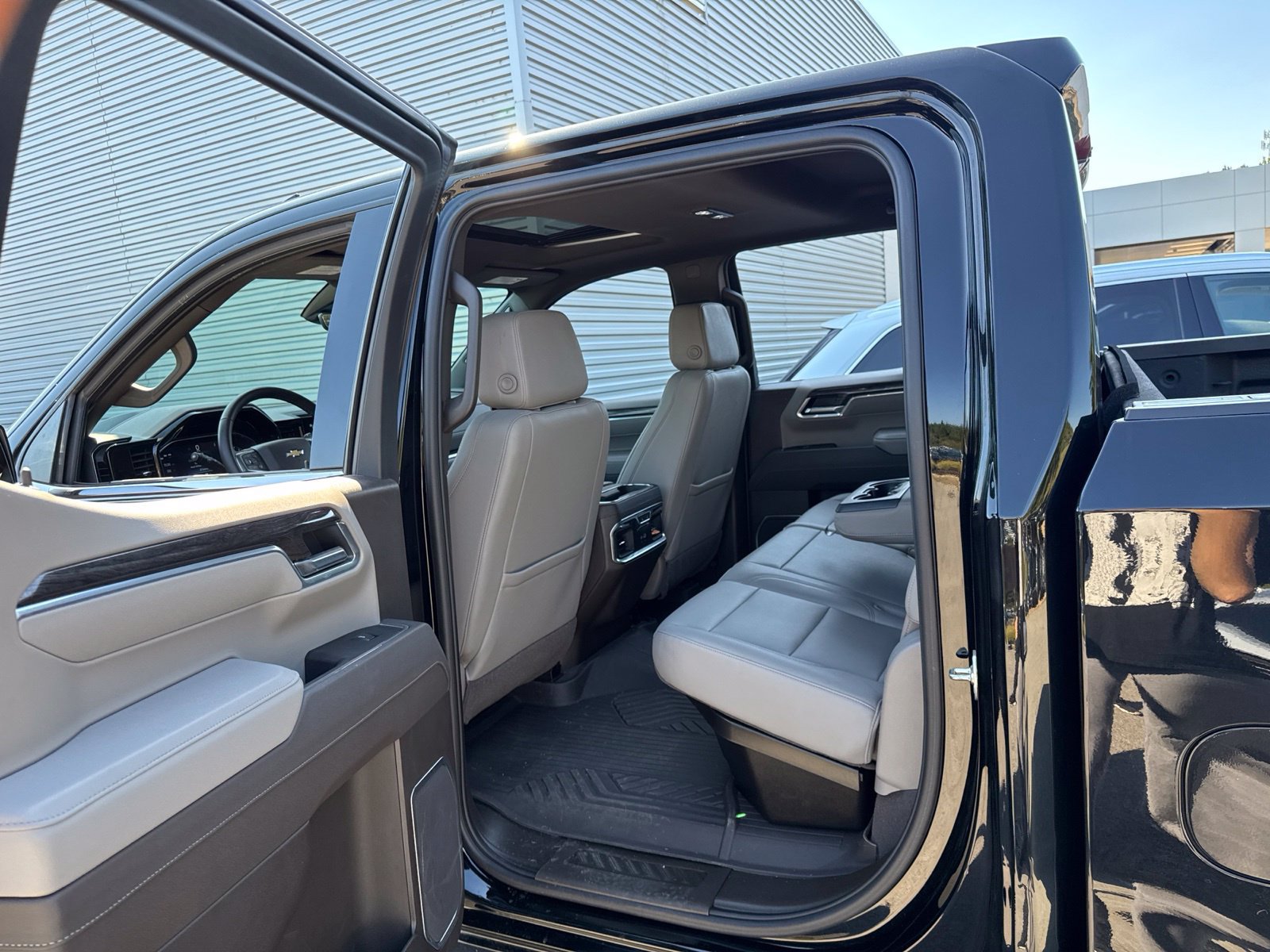 Used 2025 Chevrolet Silverado 1500 LTZ w/ LTZ Premium Package AWD/4WD image 38