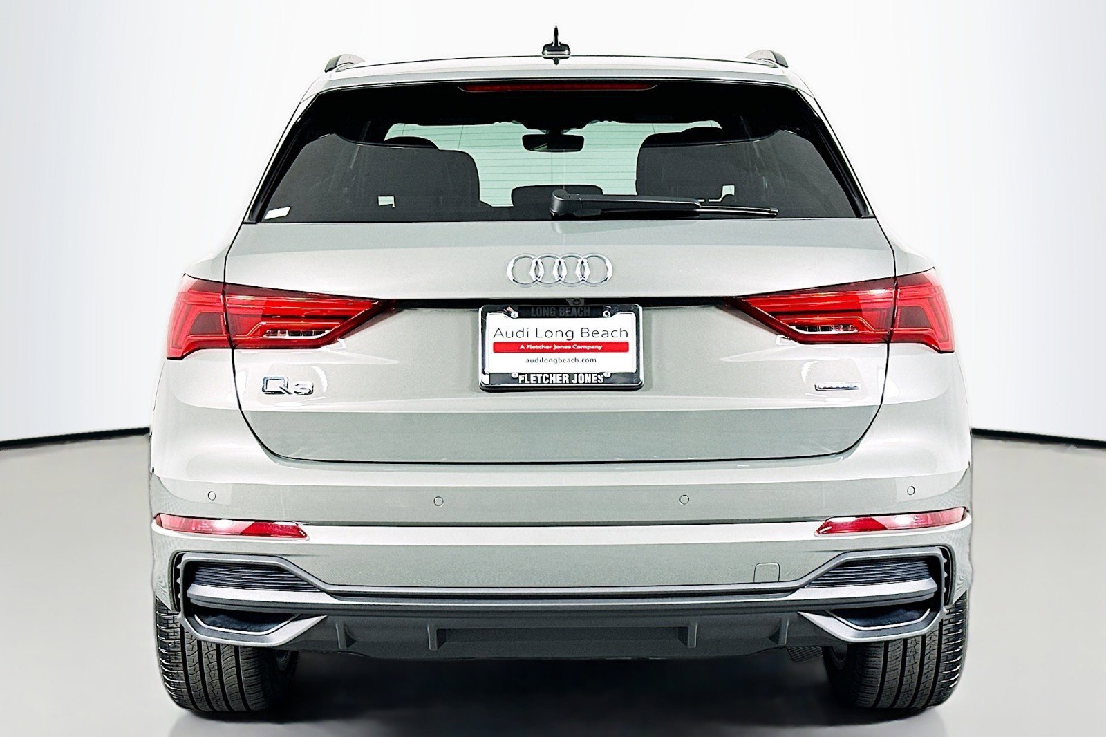 Used 2025 Audi Q3 2.0T Premium w/ Black Optic Sport Package image 3