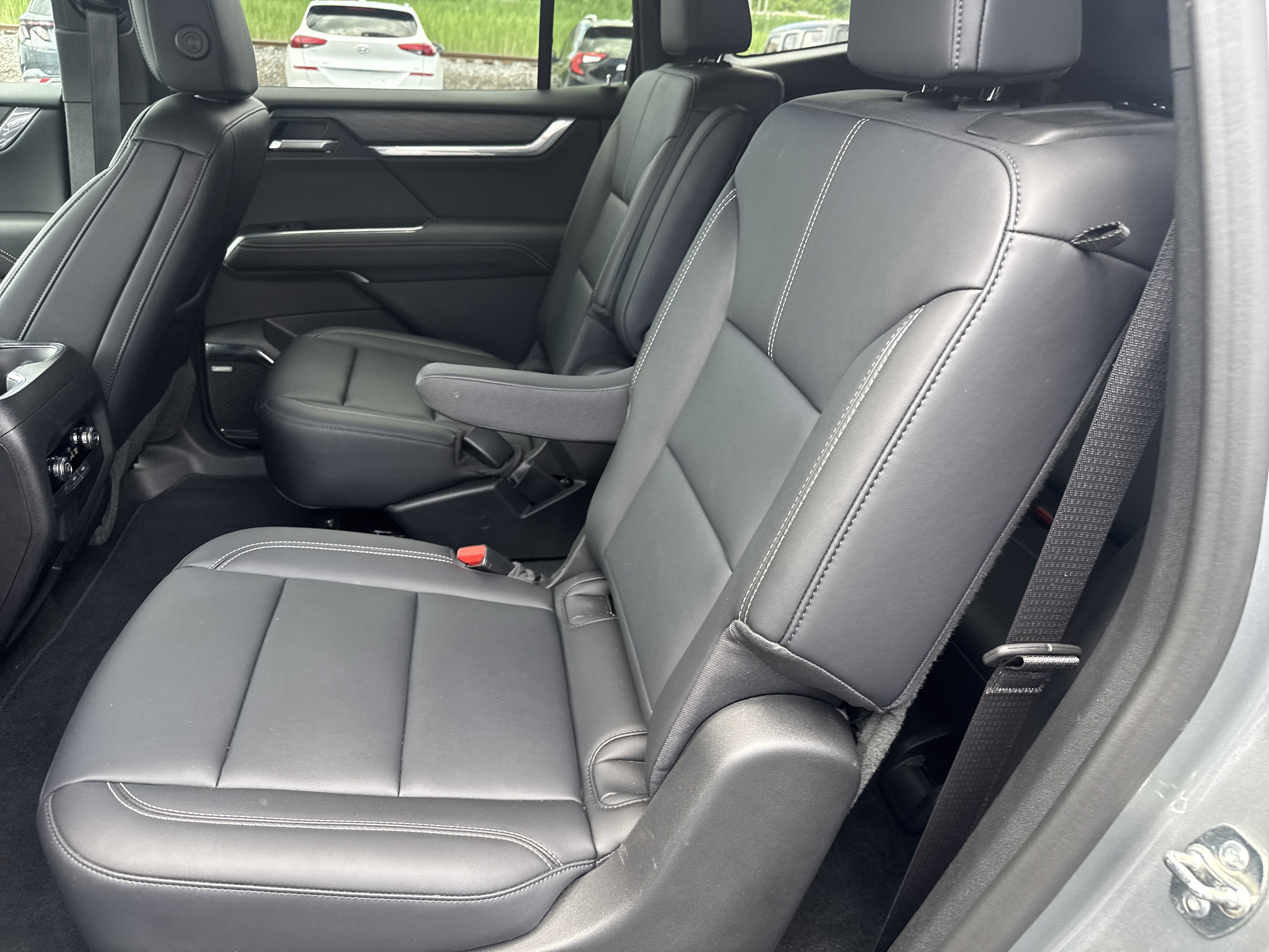 Used 2026 GMC Acadia Elevation w/ Elevation Premium Package AWD/4WD image 13