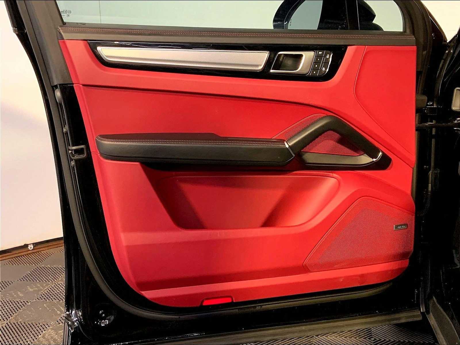 Certified 2022 Porsche Cayenne Platinum Edition image 25