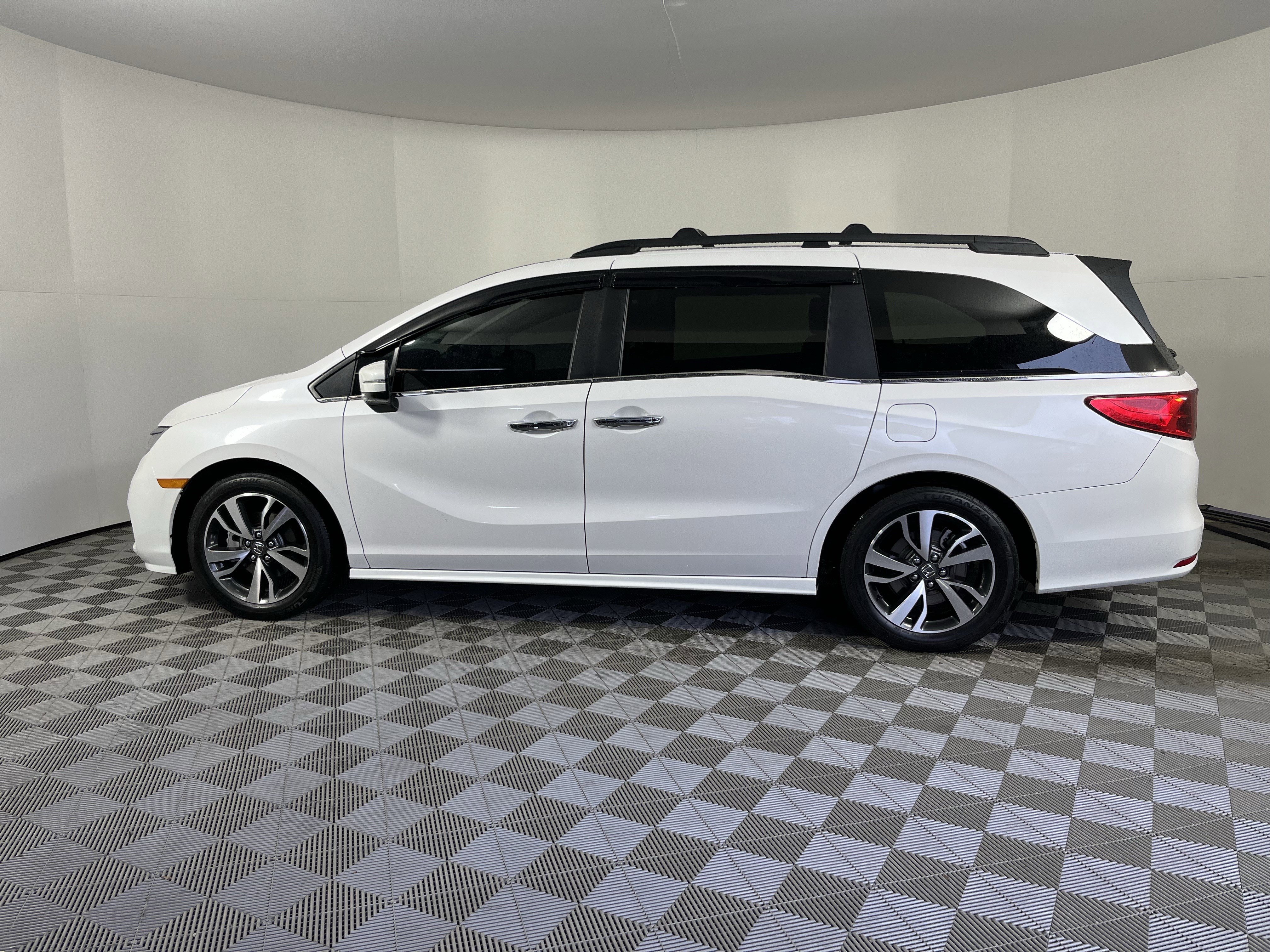Used 2024 Honda Odyssey Touring image 2