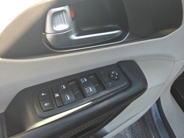 Used 2020 Chrysler Pacifica Touring w/ Cold Weather Group image 13