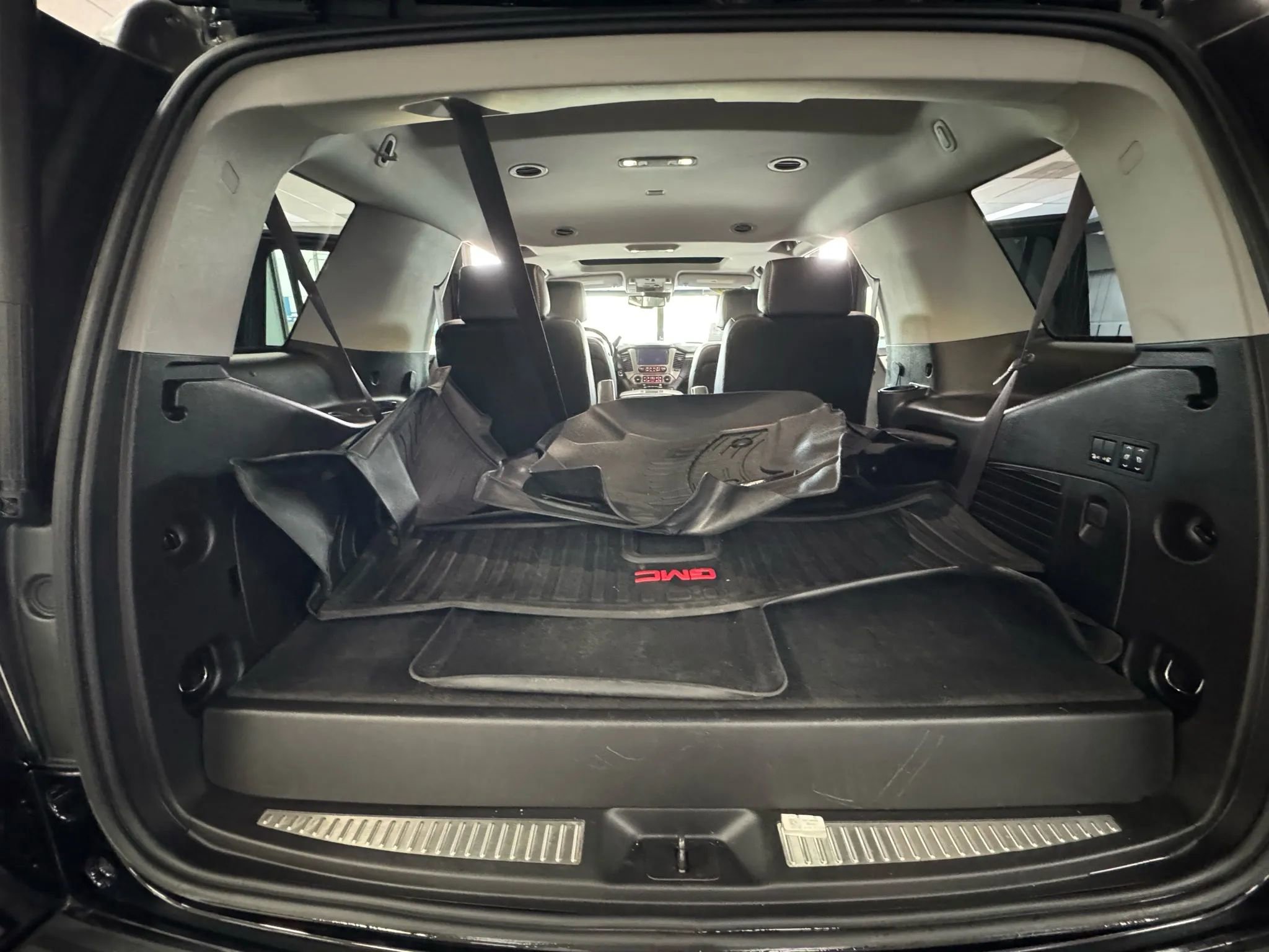 Used 2016 GMC Yukon Denali w/ Enhanced Security Package image 38