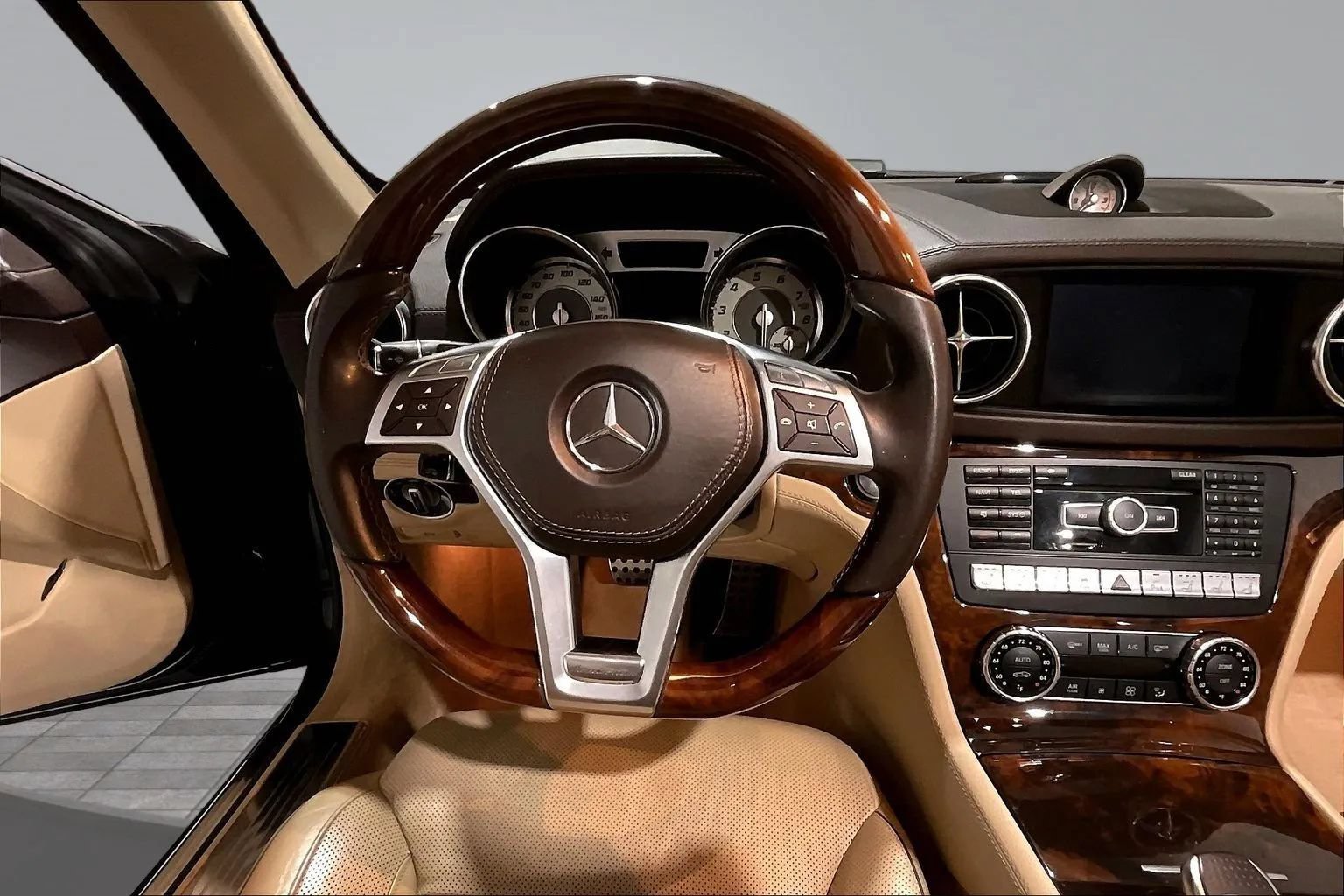 Used 2013 Mercedes-Benz SL 550 w/ Premium Pkg image 8
