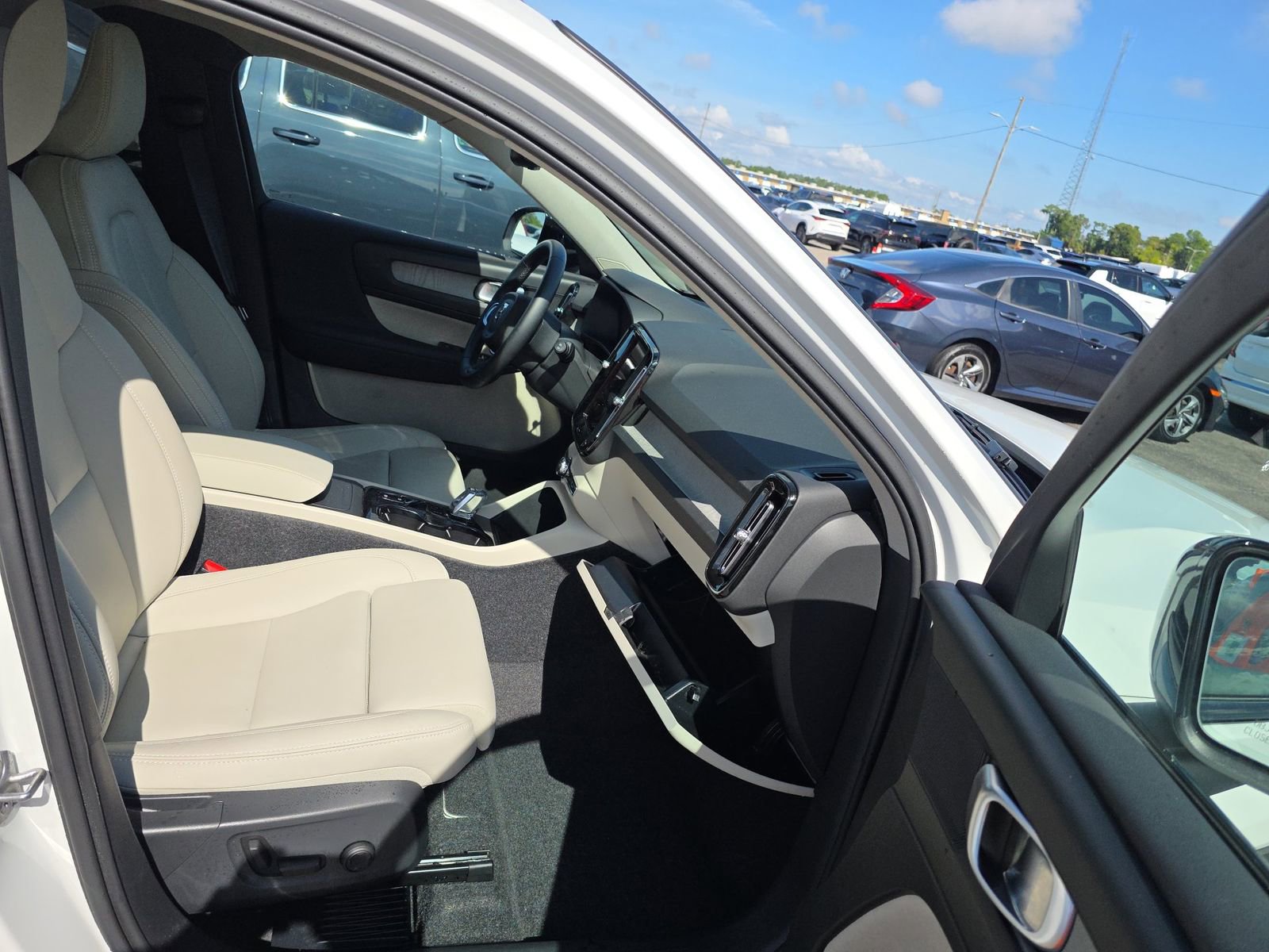 Used 2026 Volvo XC40 B5 Plus AWD/4WD image 13