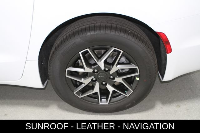 New 2027 Chrysler Pacifica Limited AWD/4WD image 11