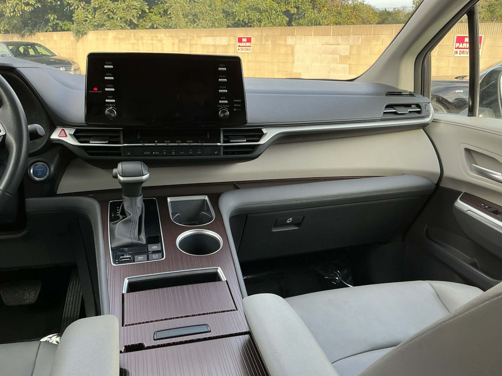 Used 2024 Toyota Sienna XLE FWD image 17