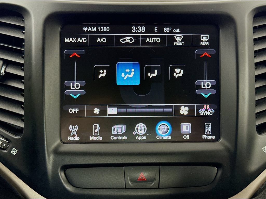 Used 2016 Jeep Cherokee Latitude w/ Comfort/Convenience Group AWD/4WD image 17