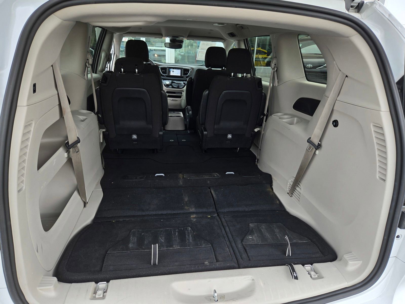 Used 2023 Chrysler Voyager LX image 24
