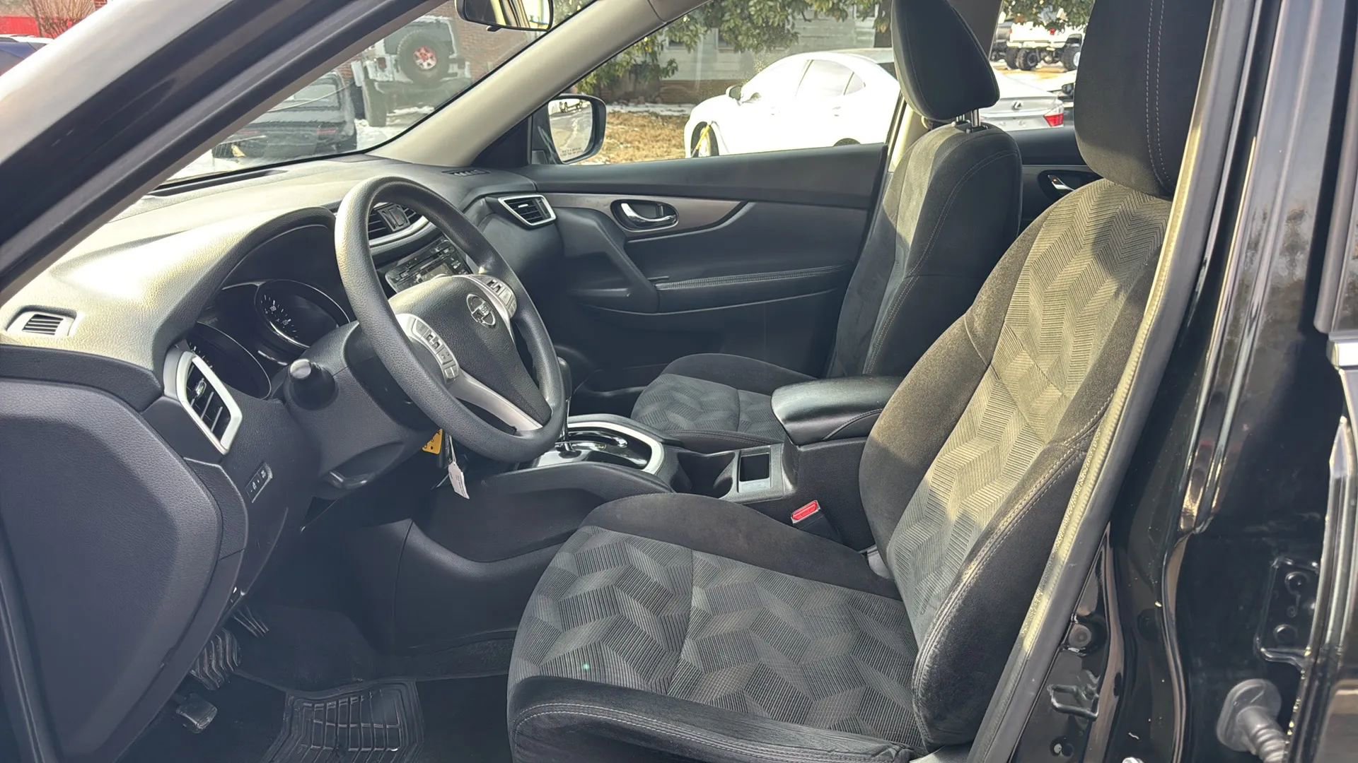 Used 2015 Nissan Rogue S image 10