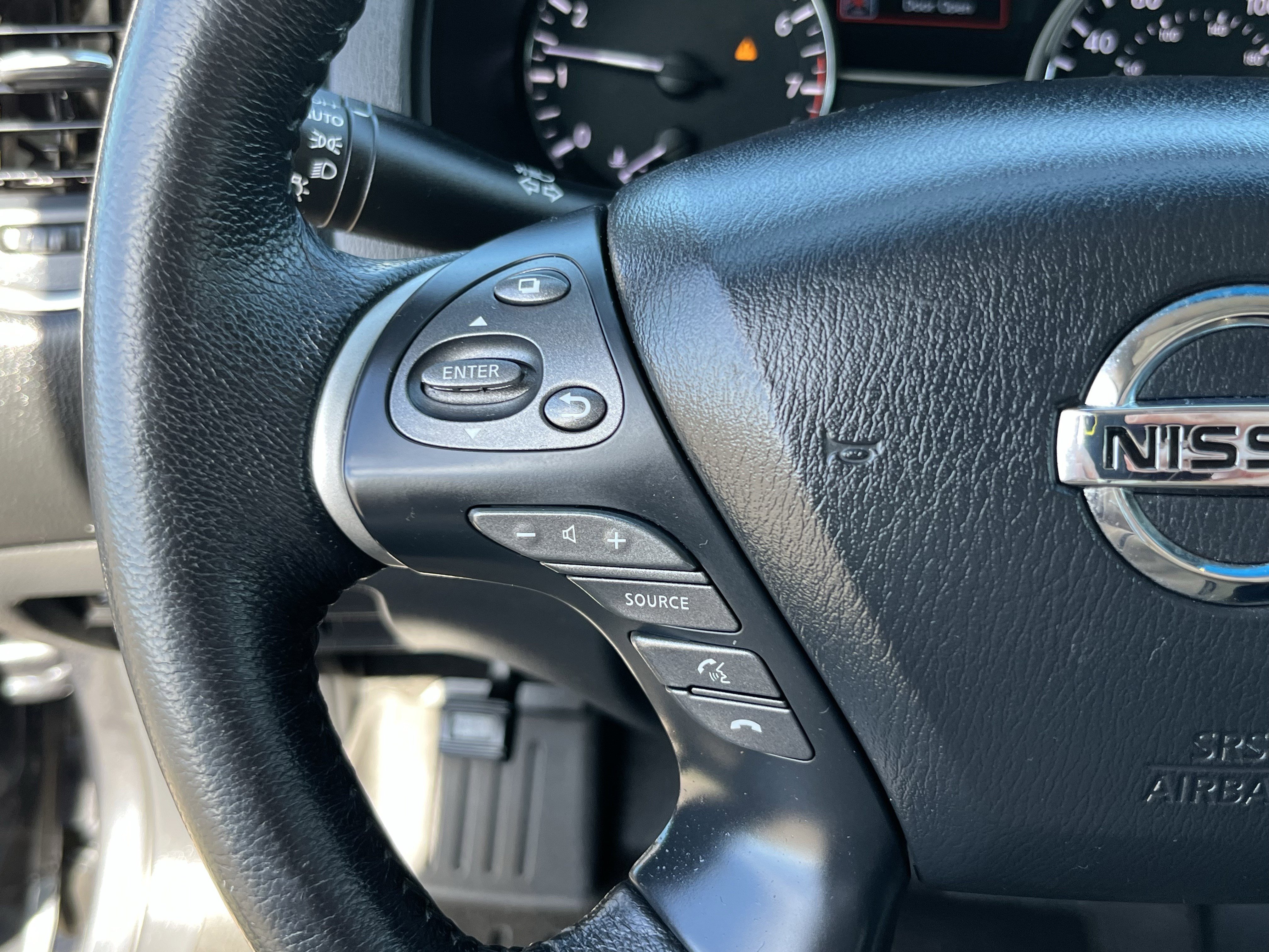 Used 2014 Nissan Pathfinder SV image 21