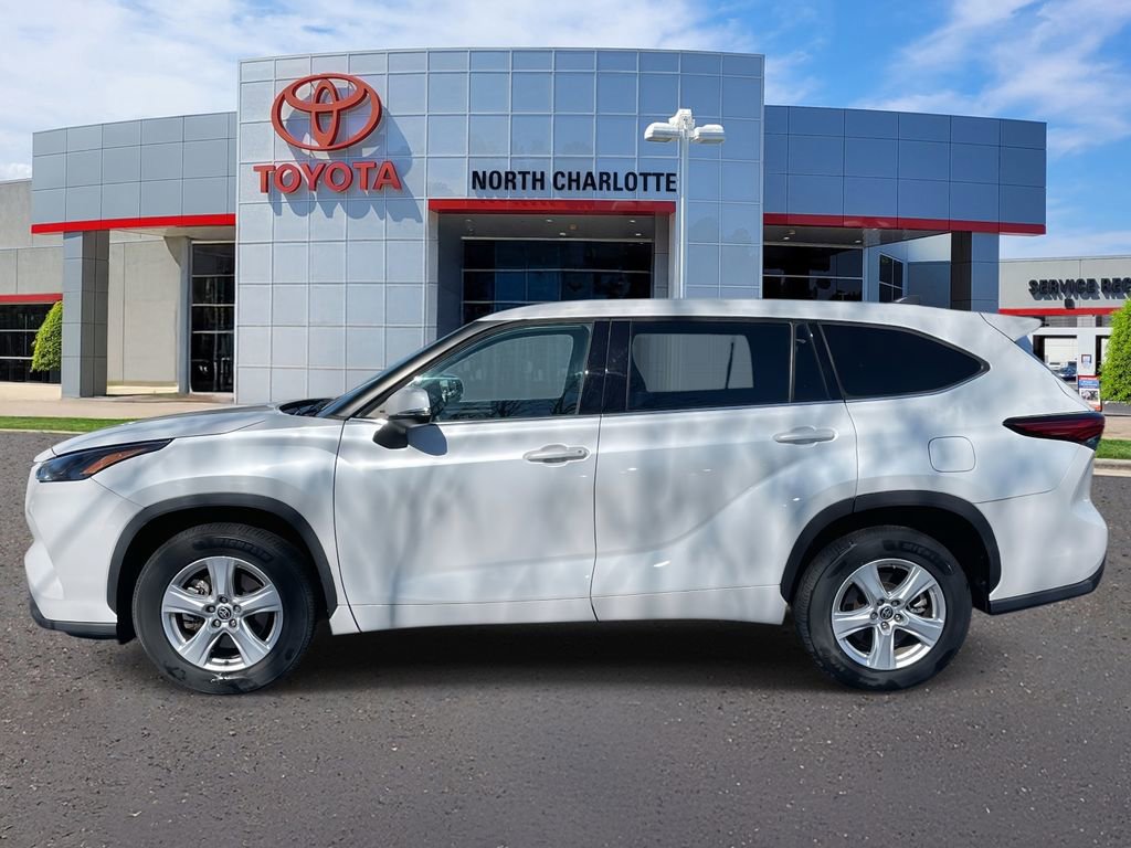 Used 2022 Toyota Highlander LE image 6
