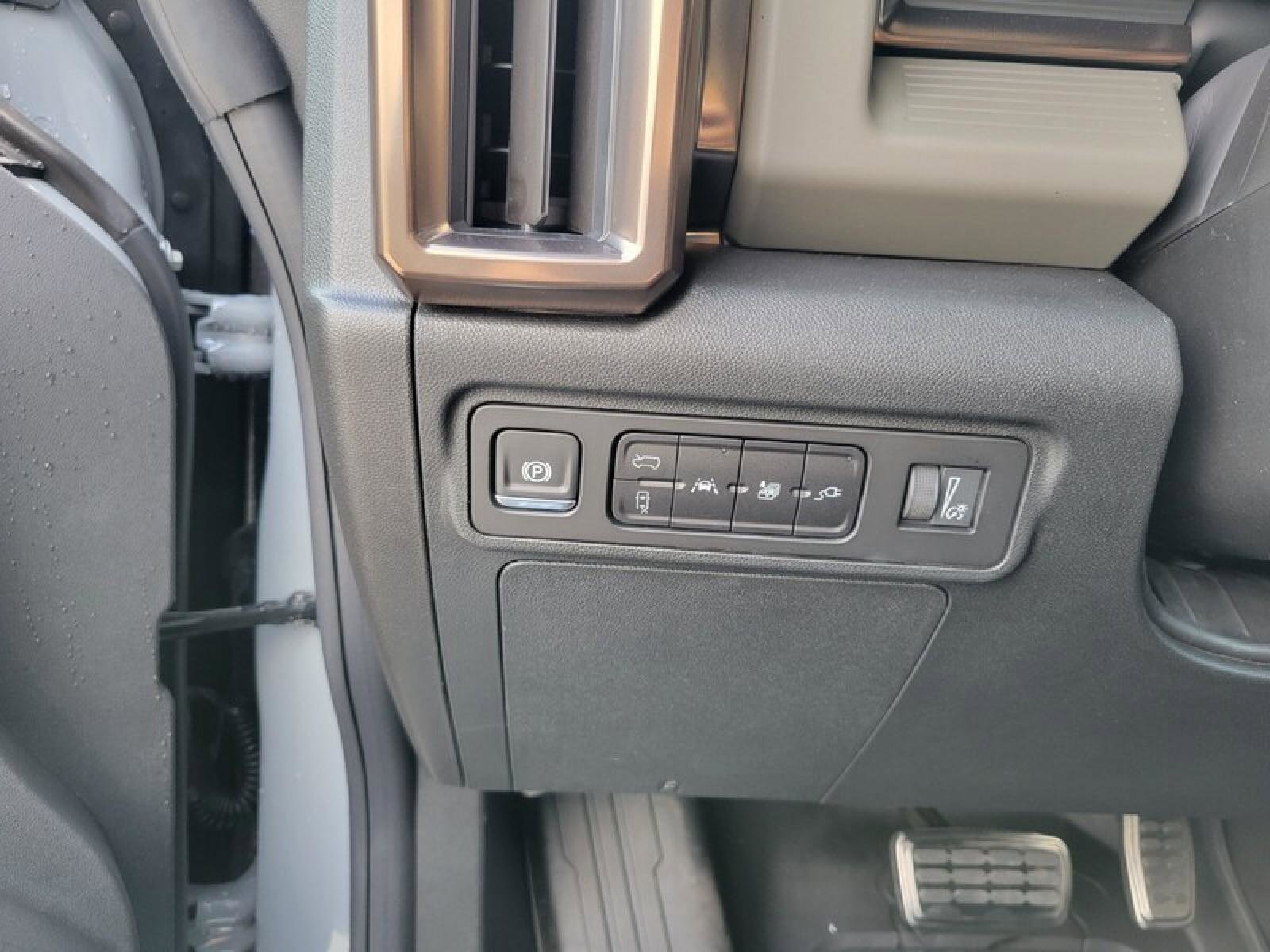 New 2025 GMC Hummer EV 2X w/ LPO, Illumination Package image 15