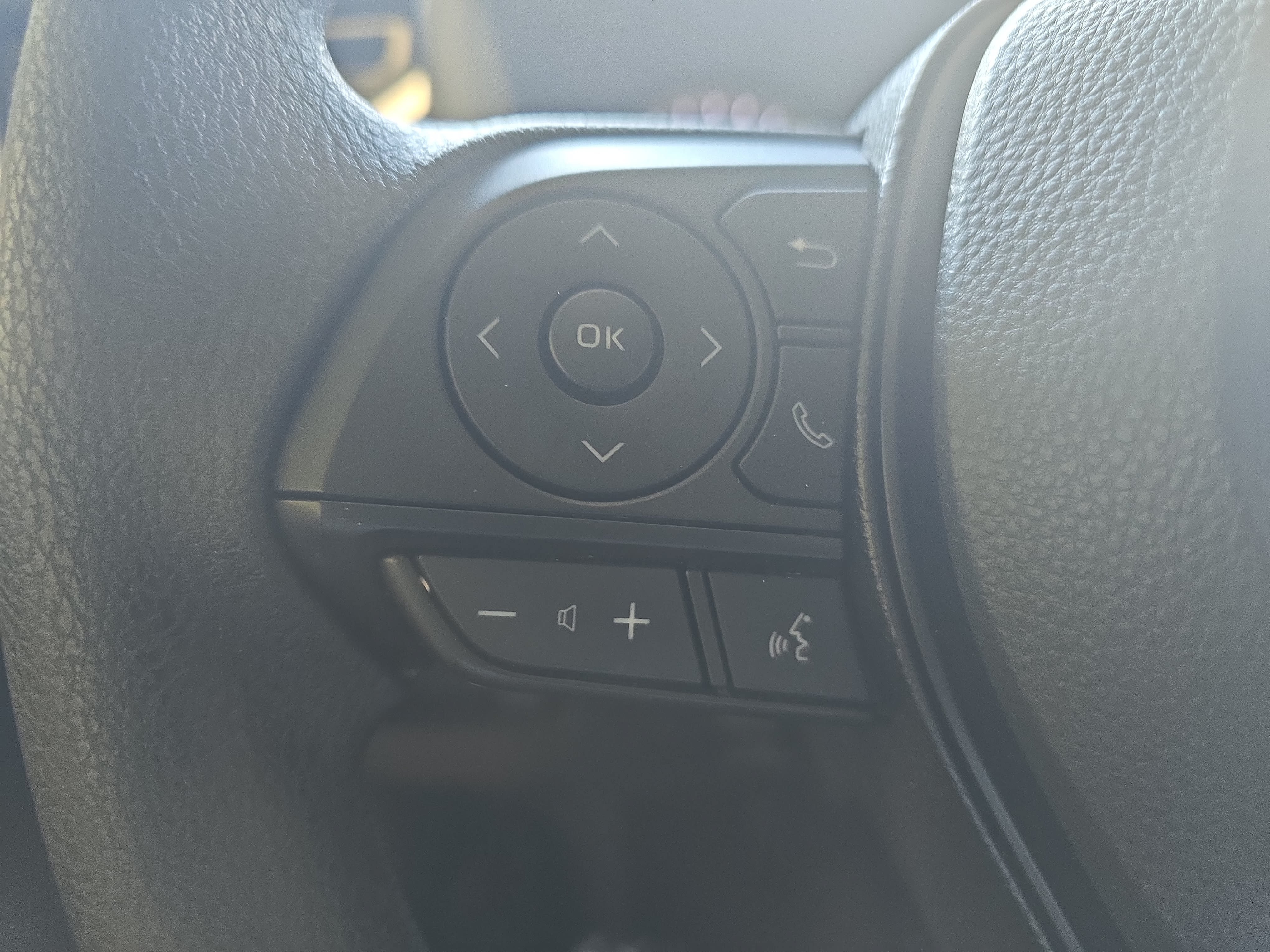 Used 2019 Toyota RAV4 XLE w/ Convenience Package FWD image 18