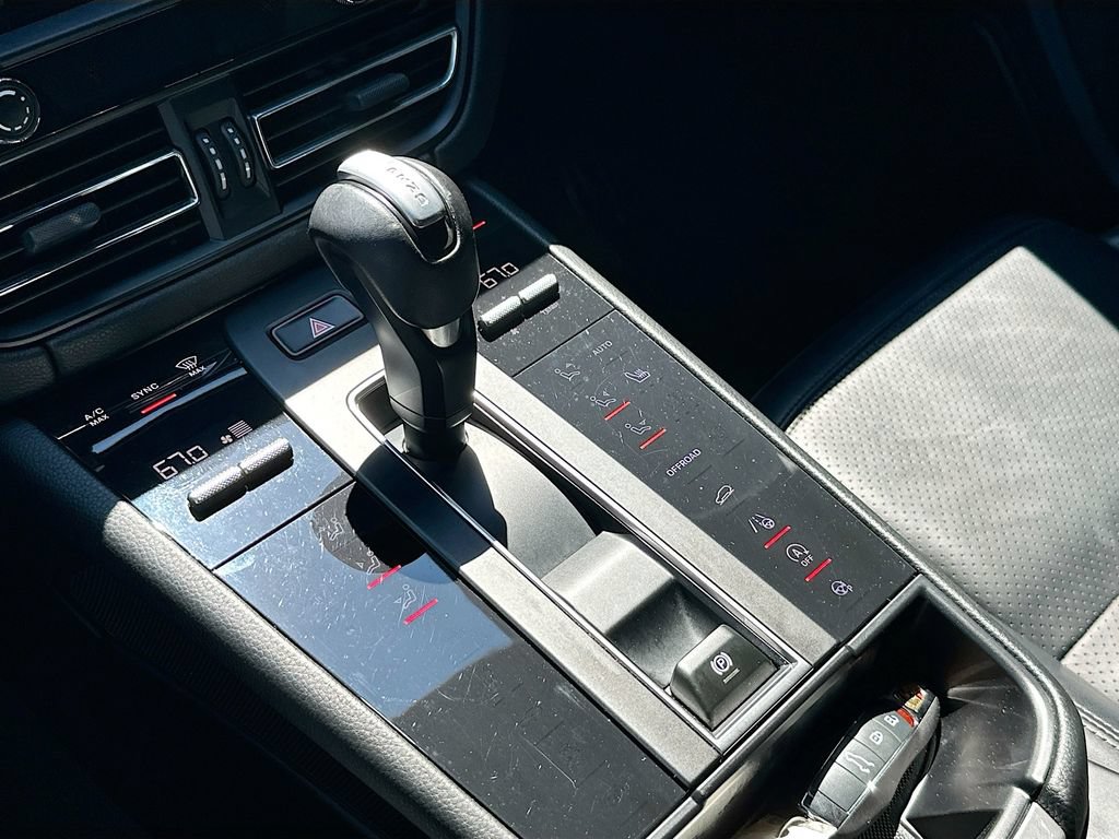 Certified 2023 Porsche Macan AWD/4WD image 19