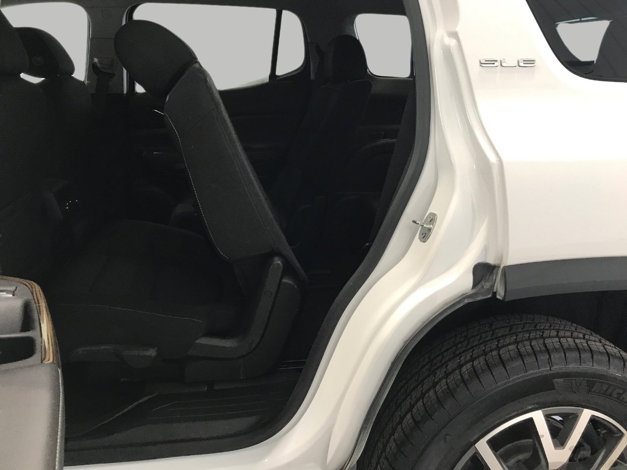 Certified 2023 GMC Acadia SLE w/ Driver Convenience Package image 25