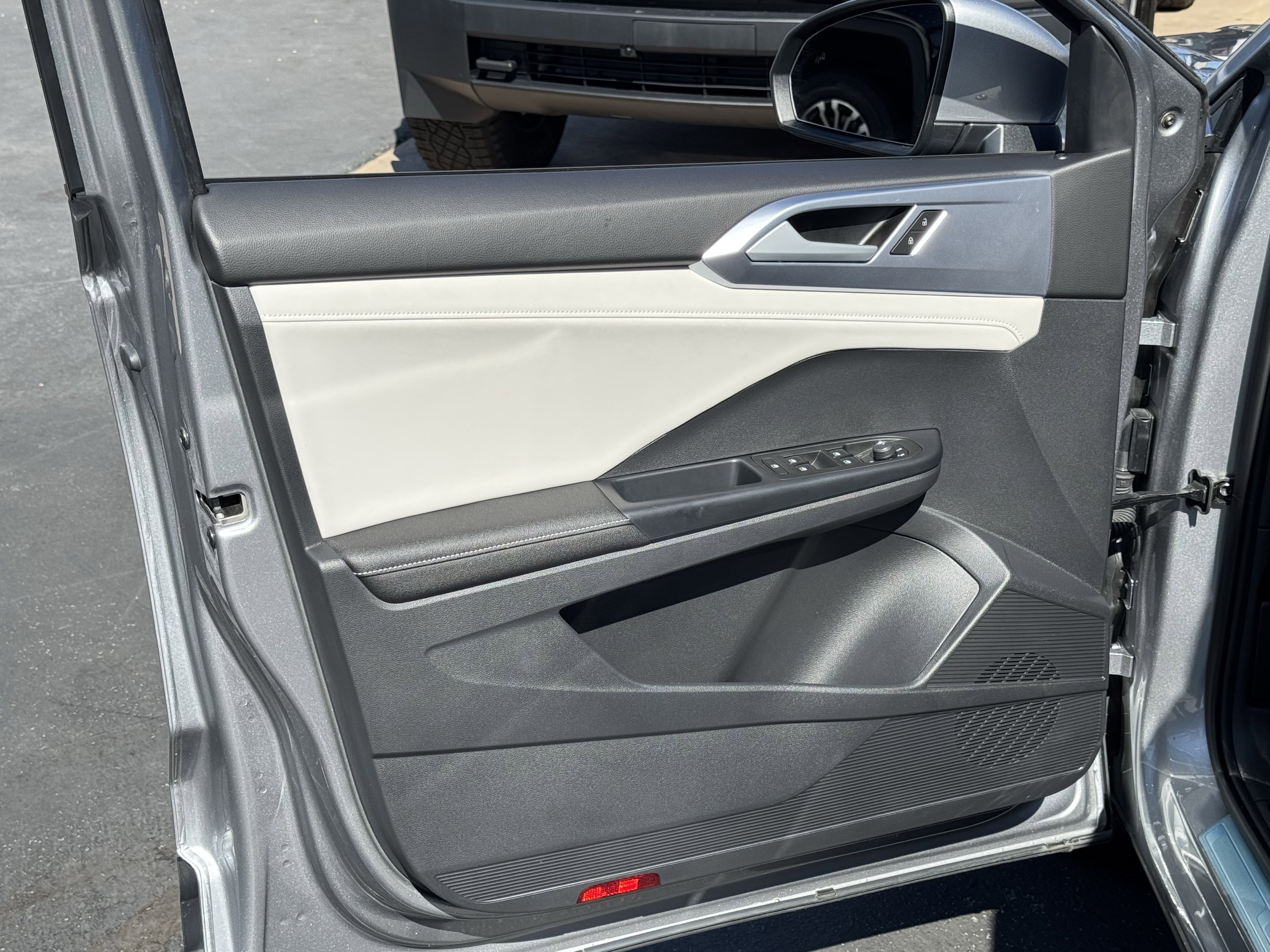 Used 2025 Volkswagen Taos SE image 14