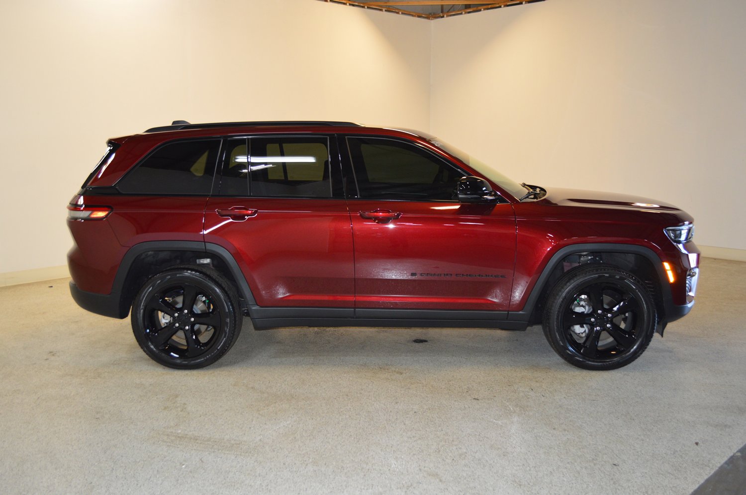 Used 2025 Jeep Grand Cherokee Limited w/ Black Appearance Package image 2