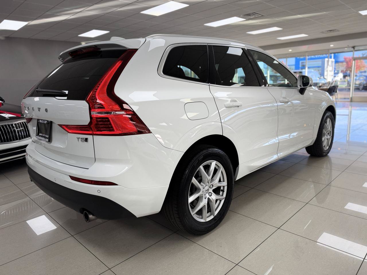 Used 2020 Volvo XC60 T5 Momentum AWD/4WD image 6