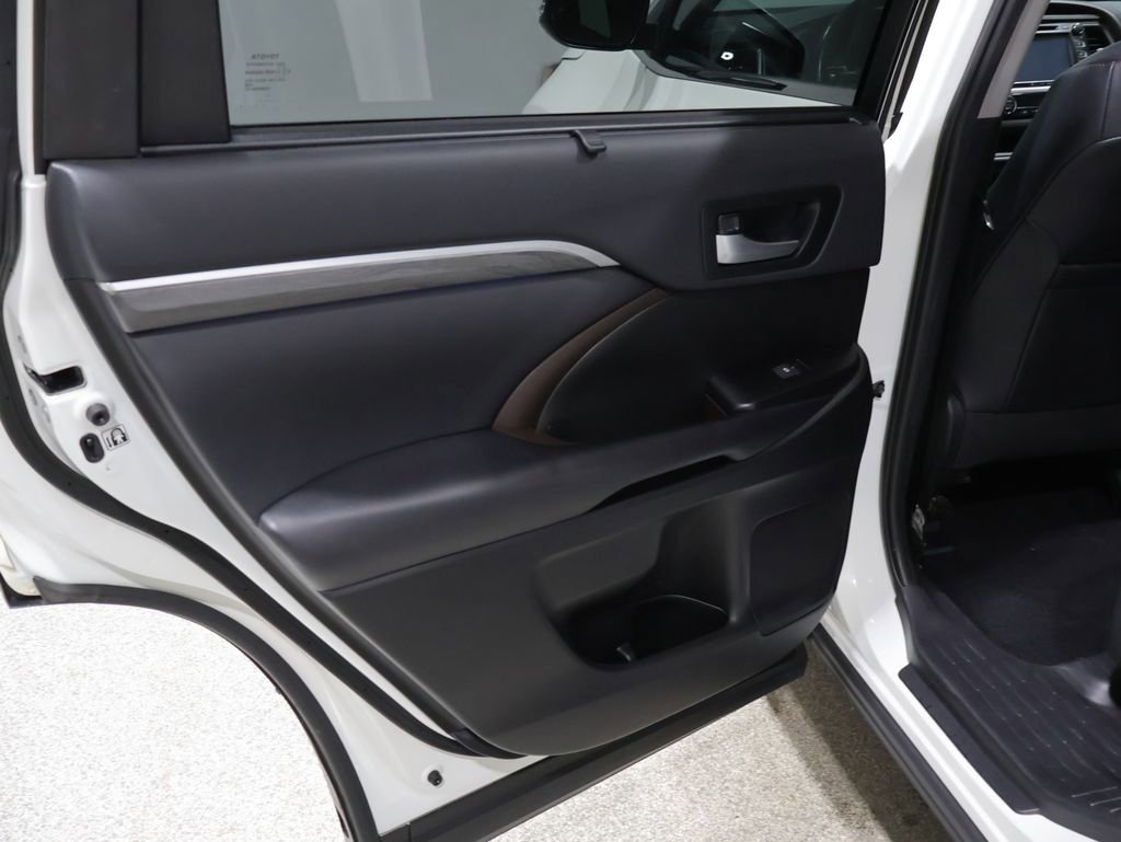Used 2019 Toyota Highlander Limited image 19