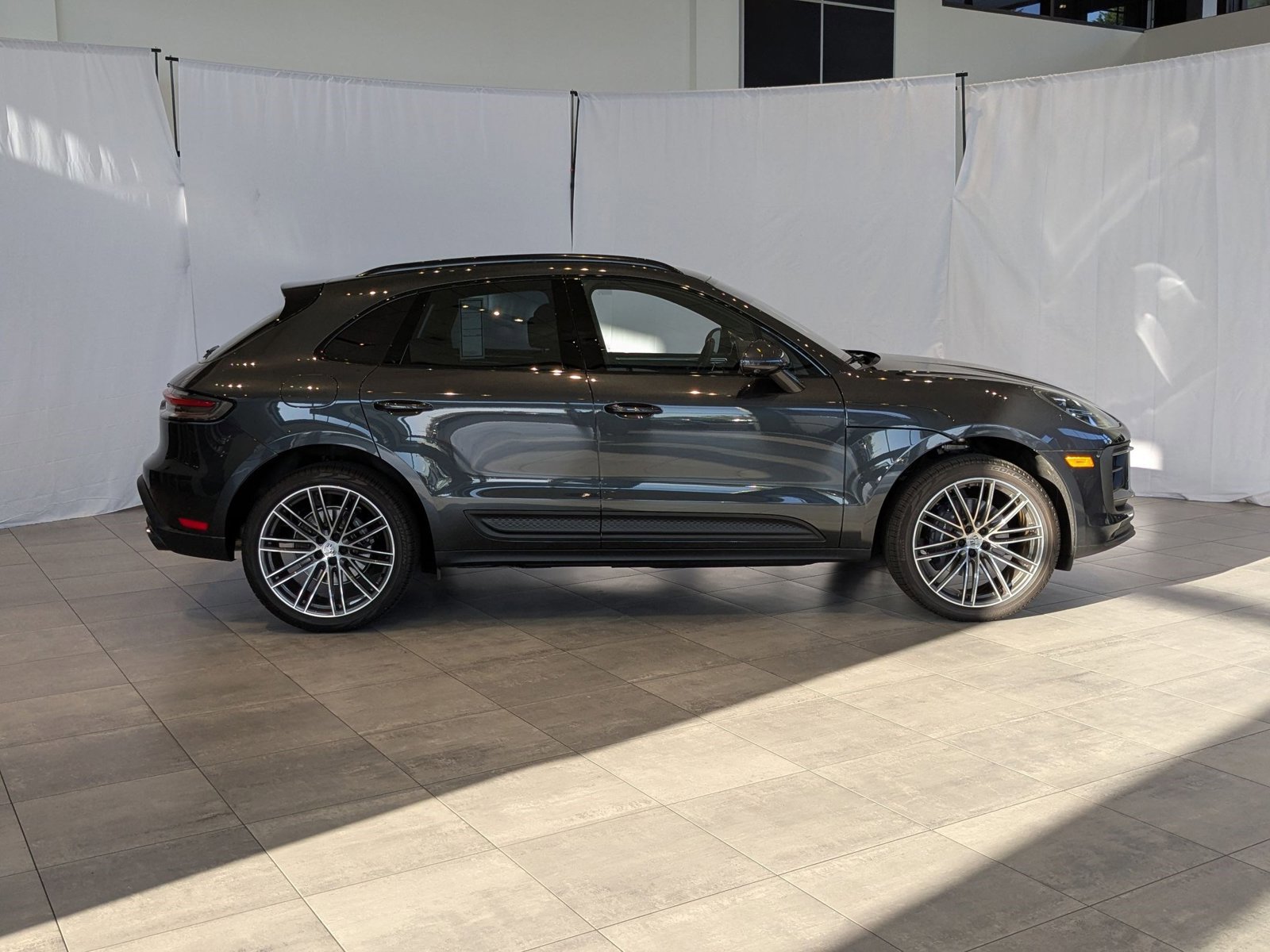 Certified 2025 Porsche Macan image 8