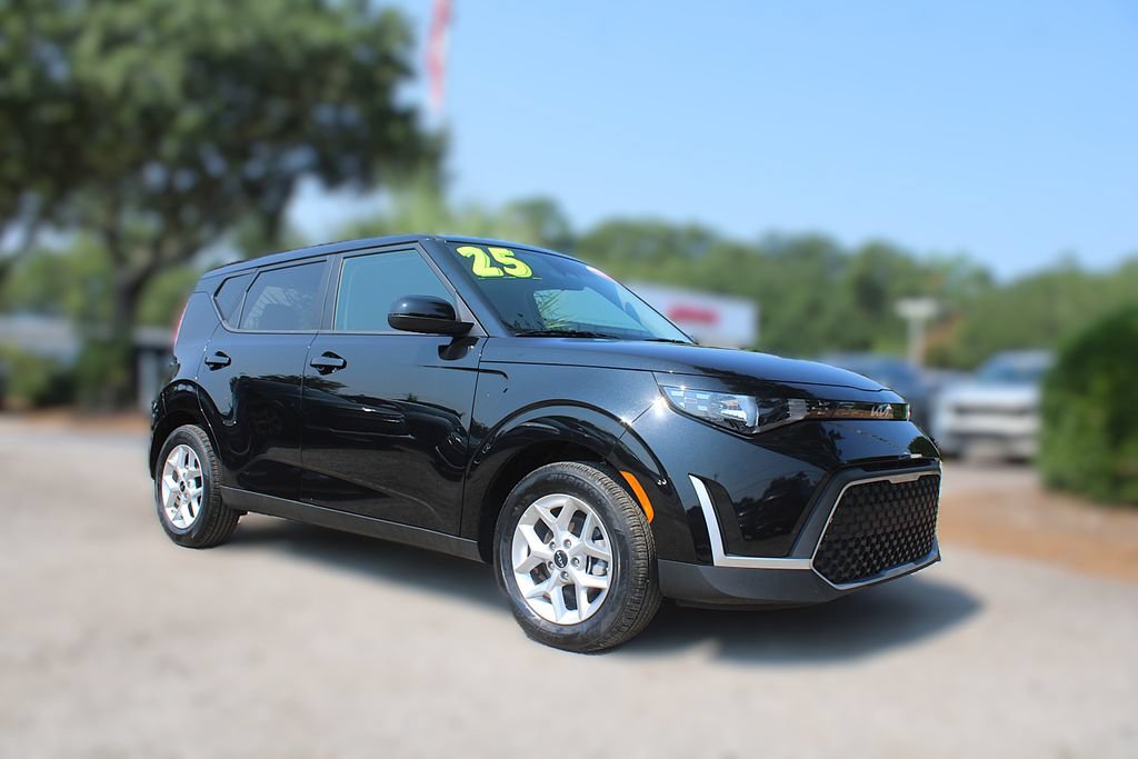 Certified 2025 Kia Soul LX w/ LX Technology Package FWD image 3