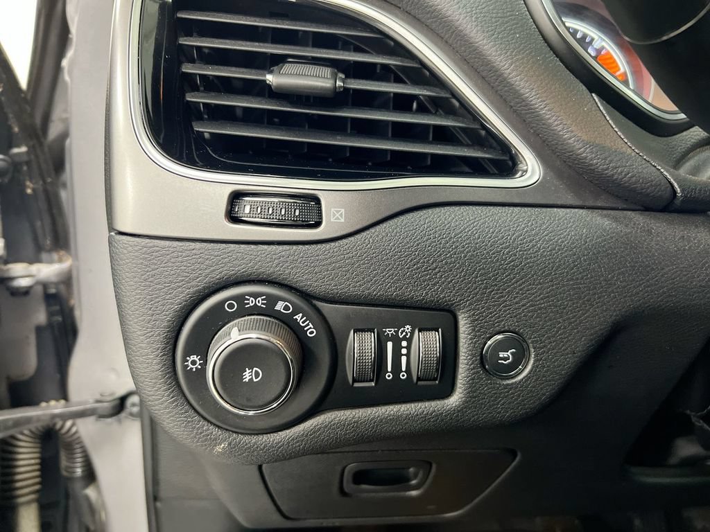 Used 2019 Jeep Cherokee Limited FWD image 18