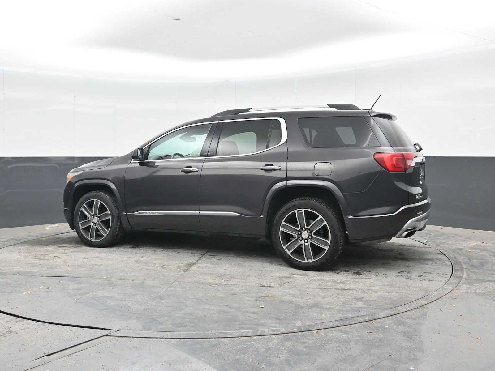Used 2017 GMC Acadia Denali w/ Technology Package AWD/4WD image 3