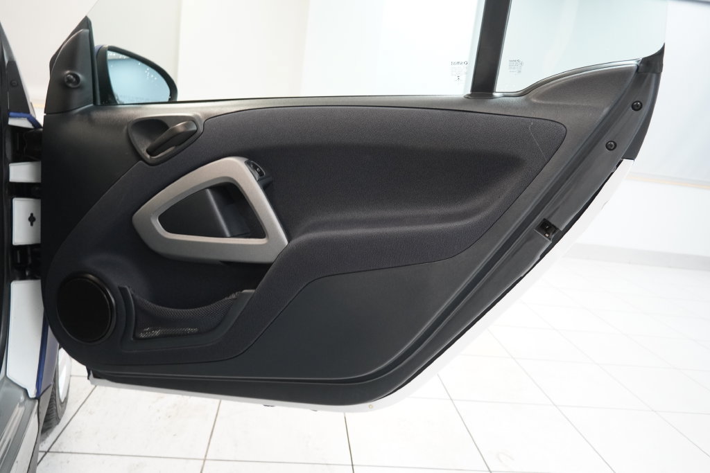 Used 2015 smart fortwo pure RWD image 20