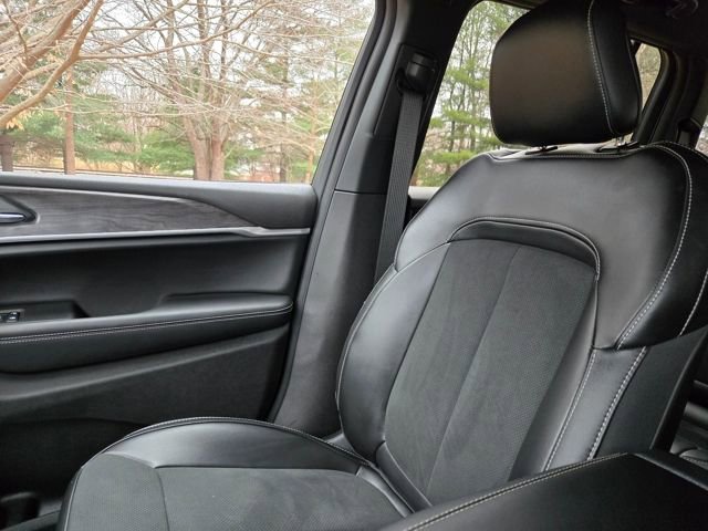 Used 2025 Jeep Grand Cherokee Altitude image 27