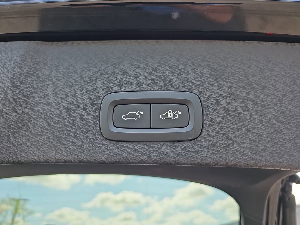 Used 2023 Volvo C40 P8 Recharge Ultimate image 17