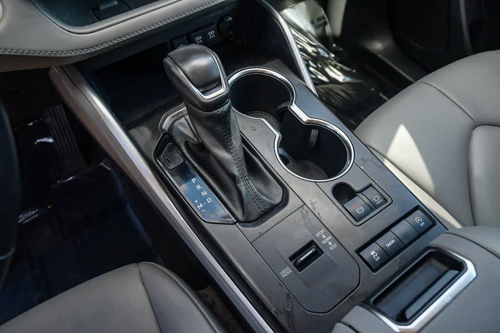 Used 2021 Toyota Highlander XLE FWD image 20