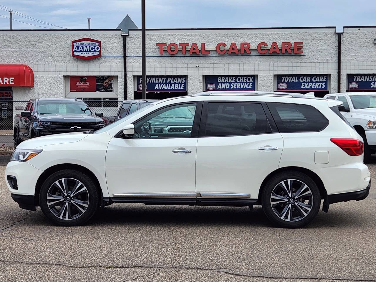 Used 2019 Nissan Pathfinder Platinum AWD/4WD image 2