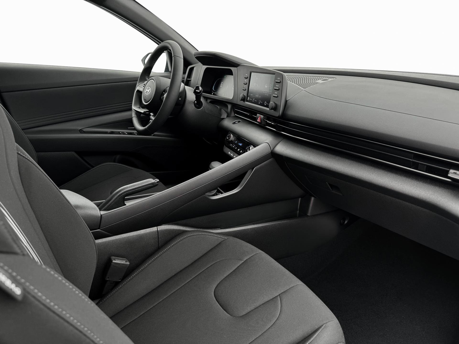 Certified 2025 Hyundai Elantra Sport image 15