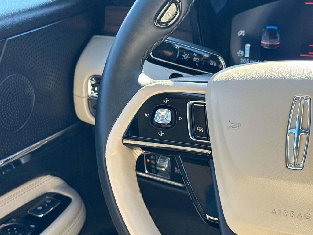 Used 2025 Lincoln Corsair Reserve image 16