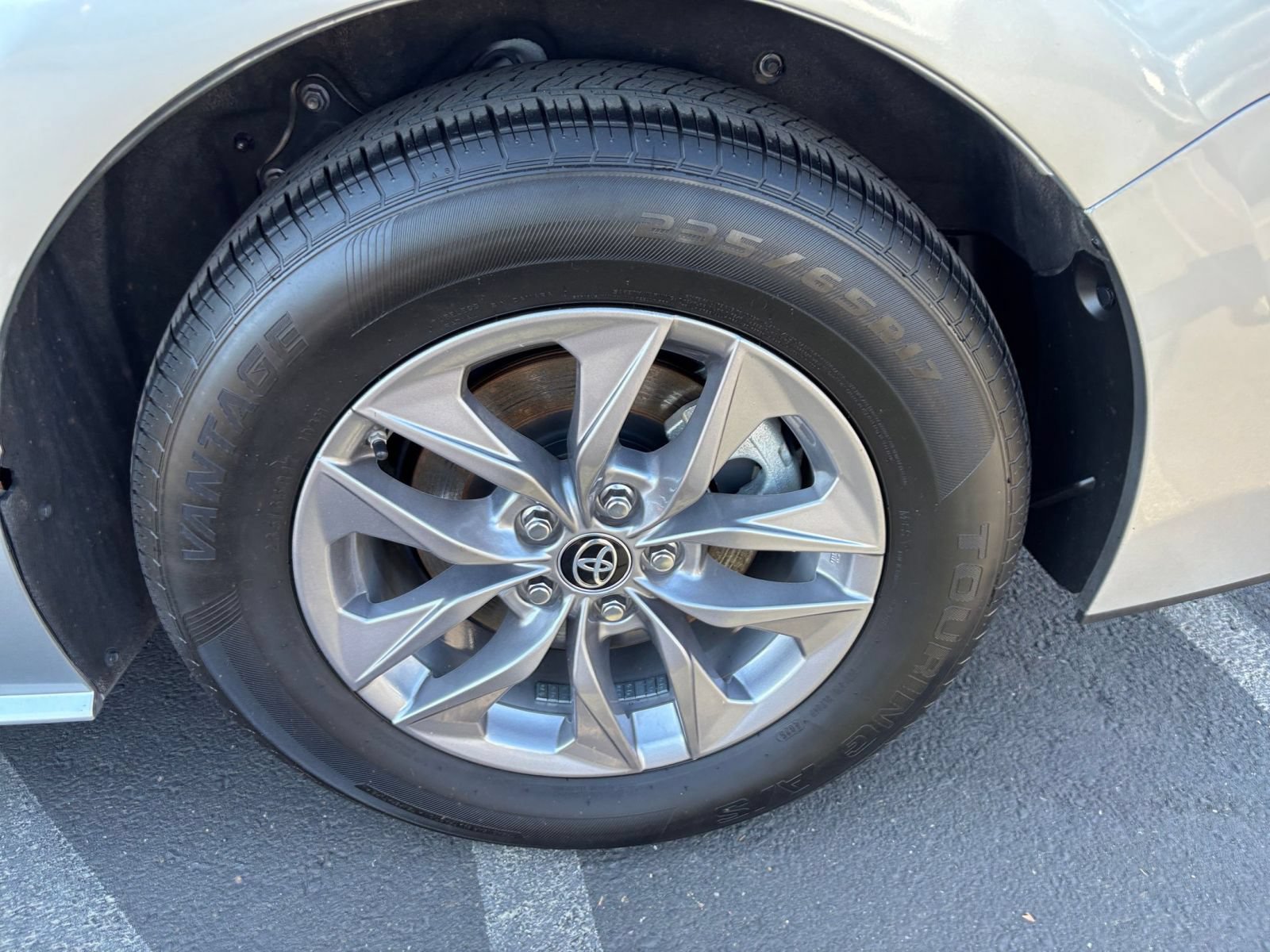 Used 2025 Toyota Sienna XLE FWD image 33