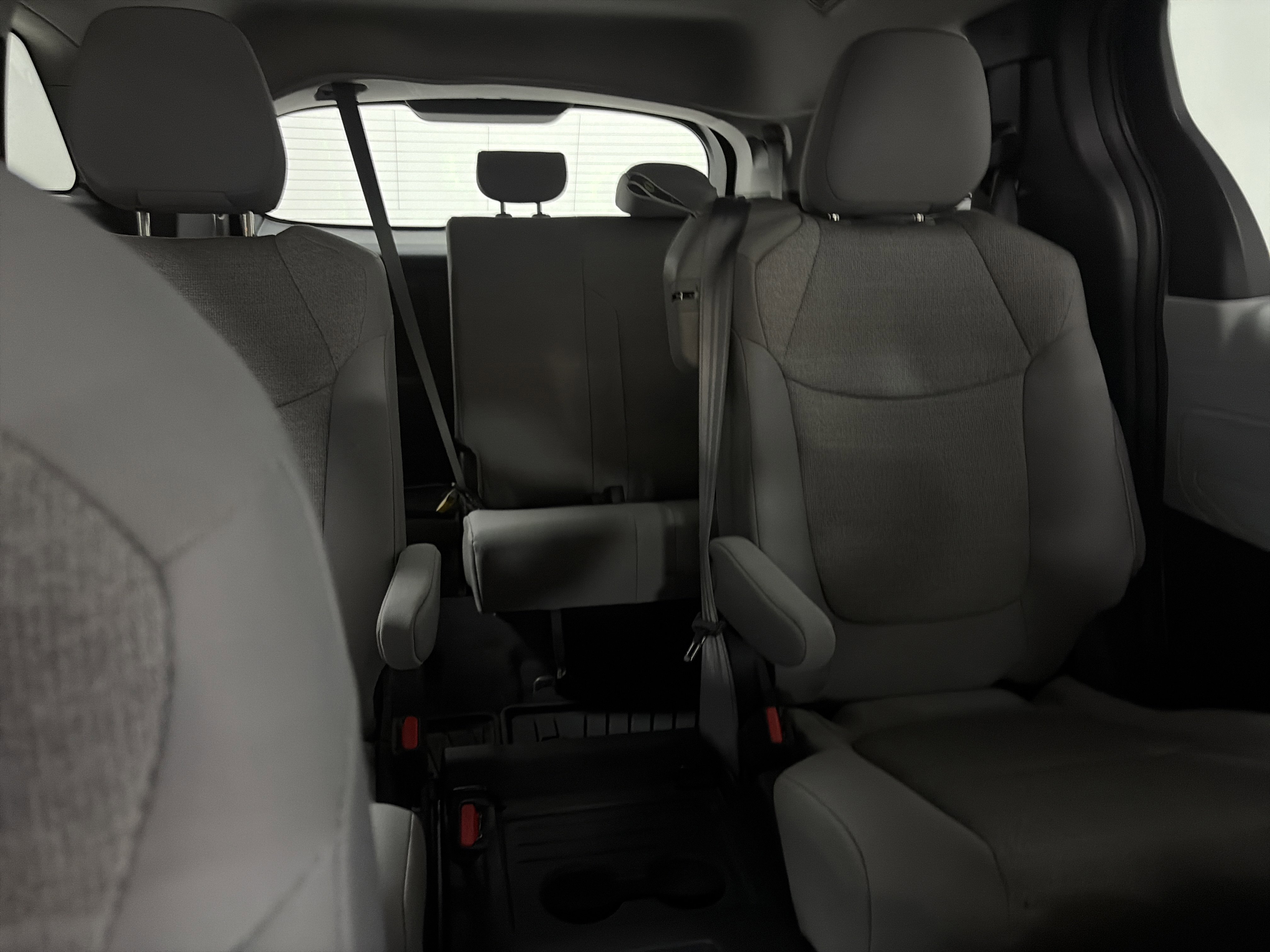 Used 2025 Toyota Sienna LE image 33