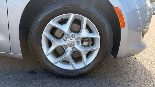Used 2017 Chrysler Pacifica Touring Plus w/ Tire & Wheel Group FWD image 8