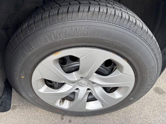 Used 2023 Toyota RAV4 LE AWD/4WD image 4
