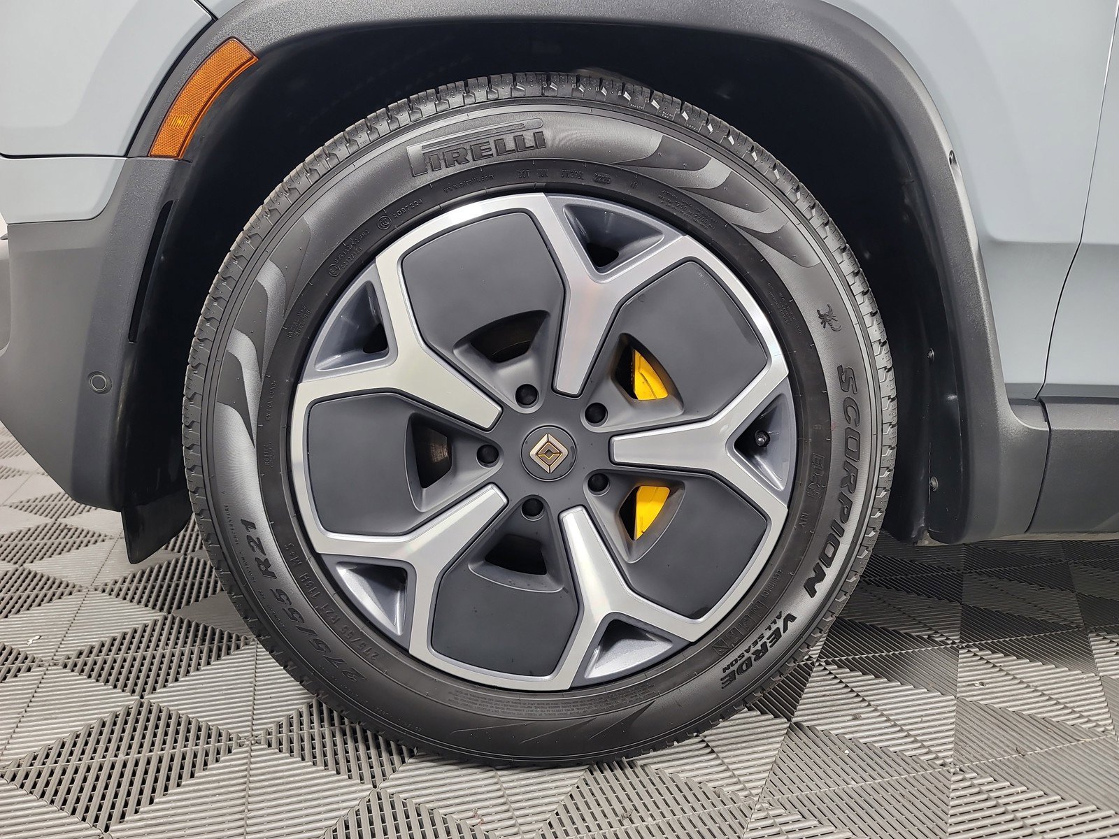 Used 2024 Rivian R1S Adventure AWD/4WD image 9