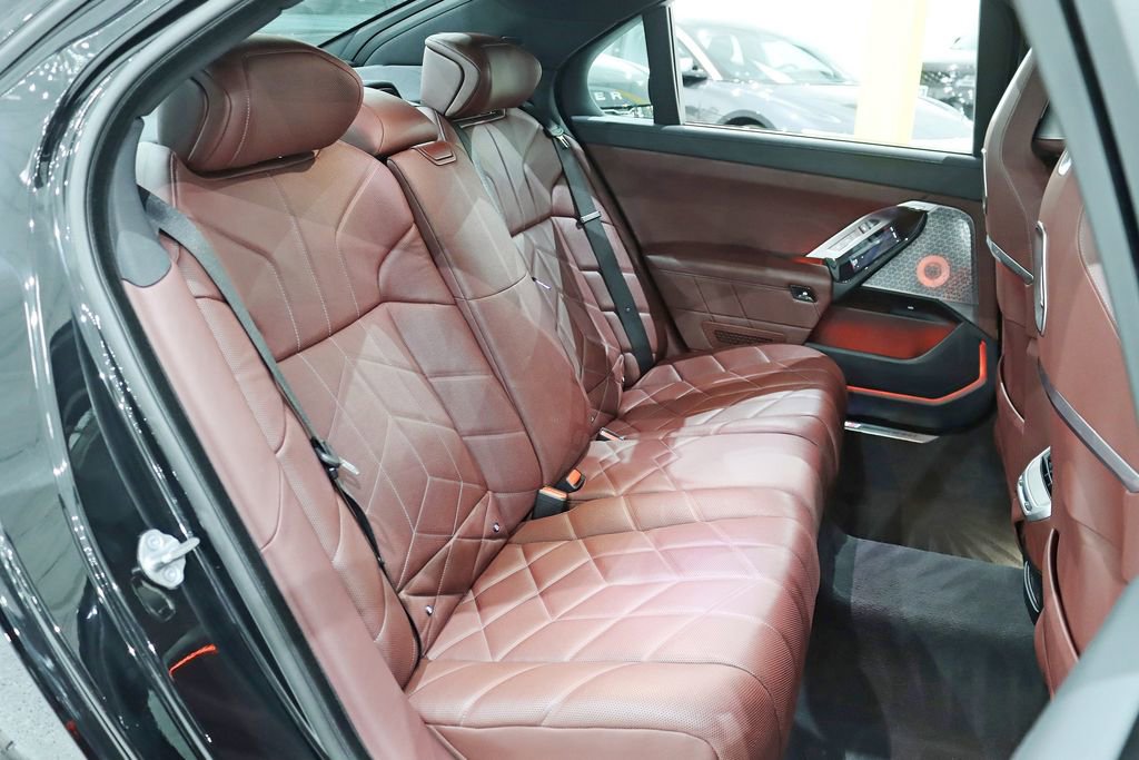 Used 2023 BMW i7 xDrive60 w/ Executive Package 2 image 32