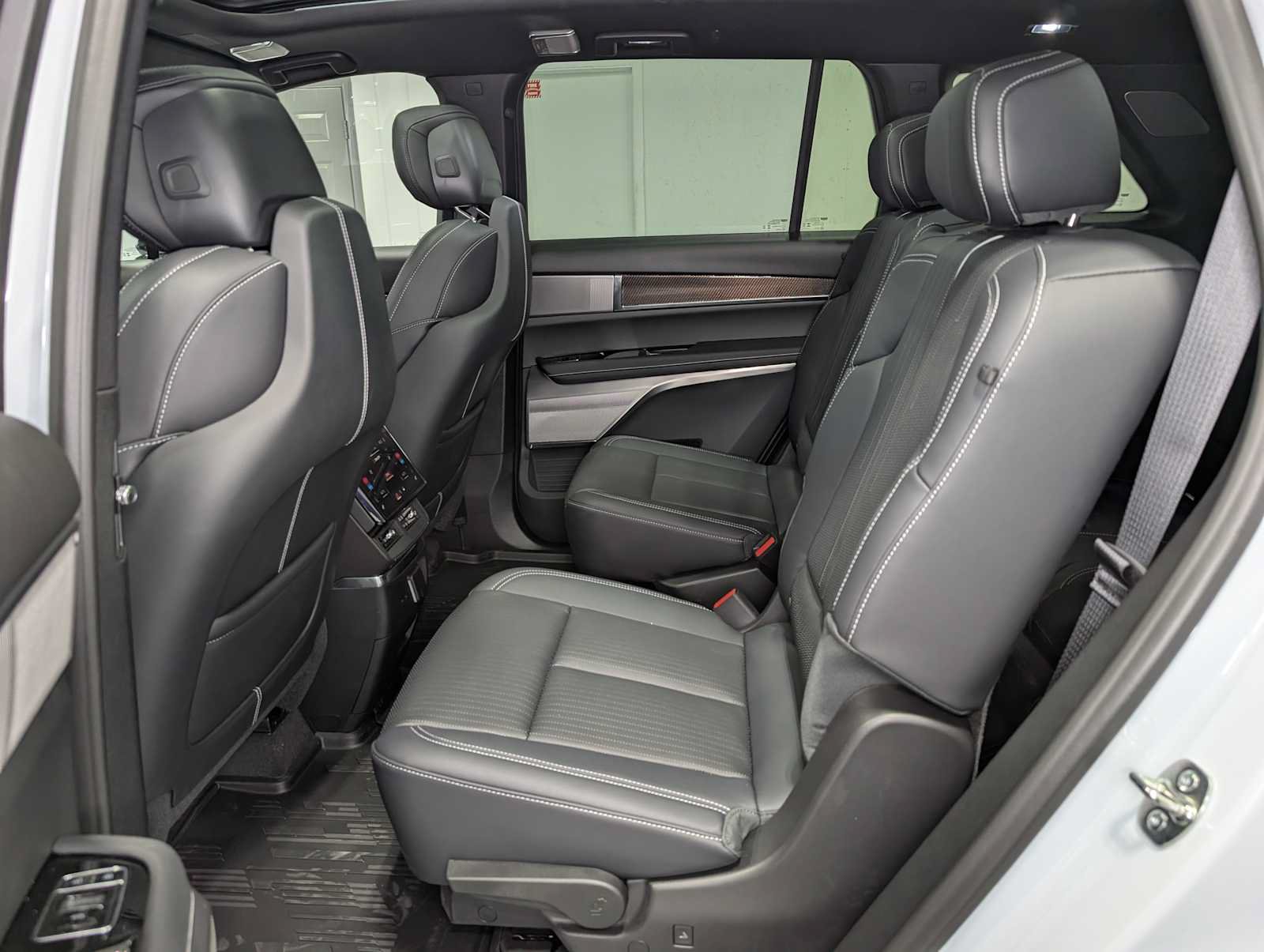 New 2027 Cadillac Vistiq Luxury w/ LPO, Floor Liner Package AWD/4WD image 20