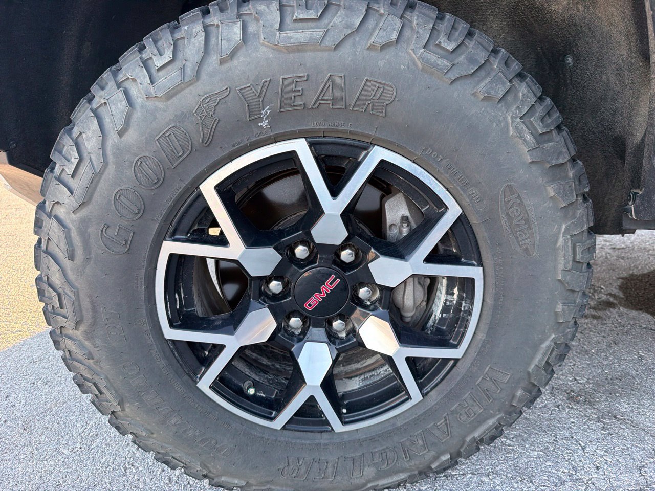 Used 2024 GMC Canyon AT4X AWD/4WD image 12