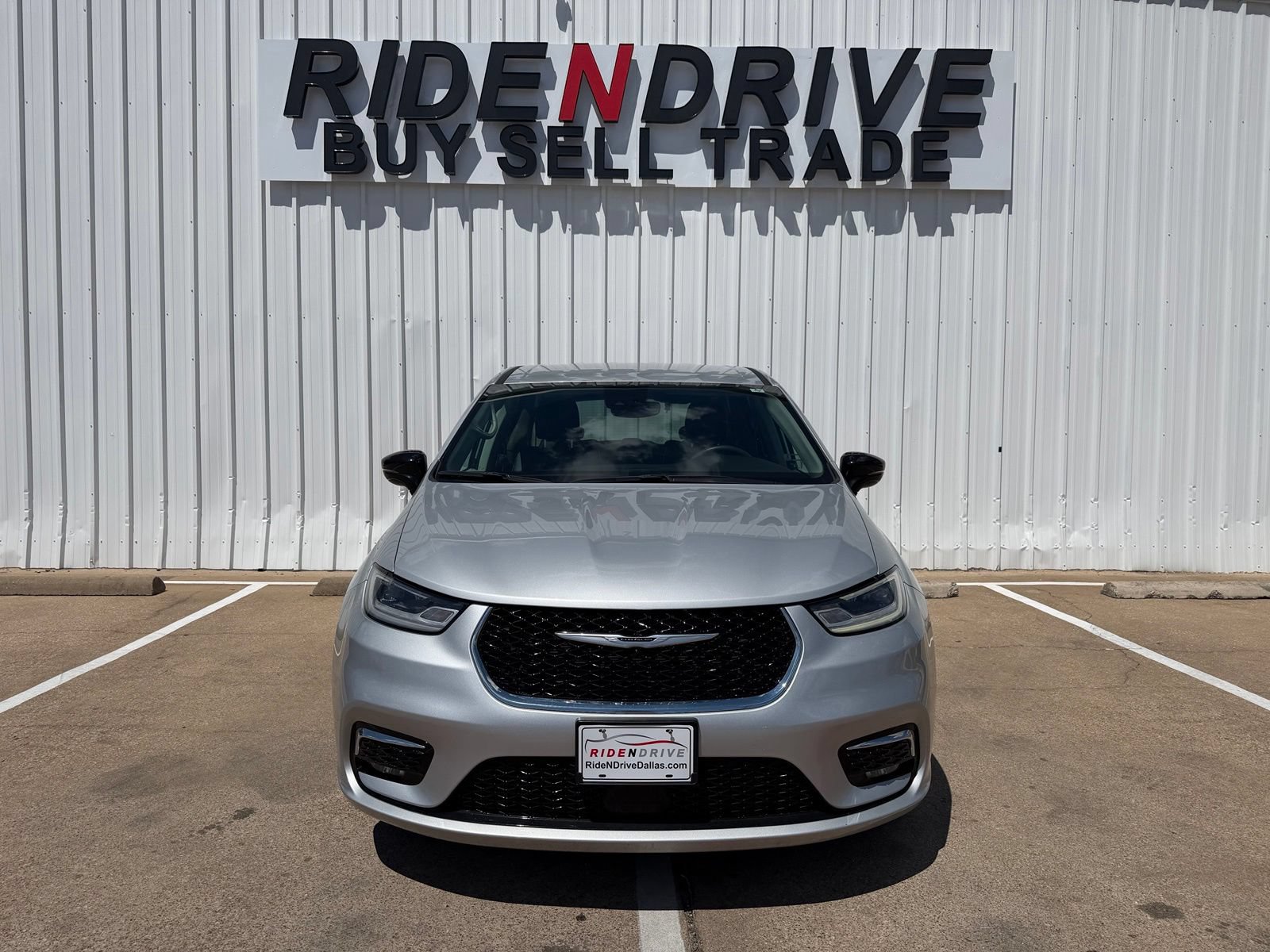 Used 2024 Chrysler Pacifica Touring-L FWD image 10