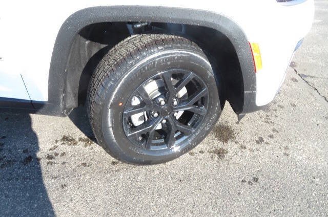 New 2026 Jeep Grand Cherokee Altitude AWD/4WD image 3