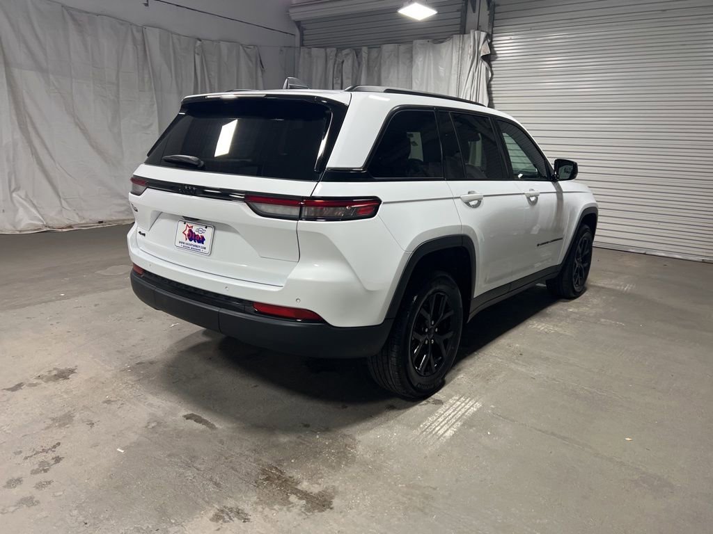Used 2025 Jeep Grand Cherokee Altitude image 7