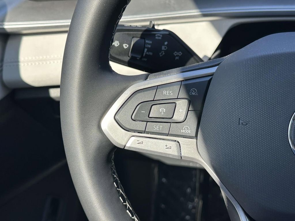 Certified 2025 Volkswagen Tiguan SE image 24